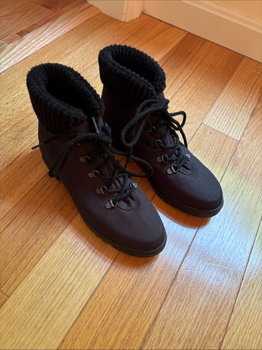 Toe Warmers Lace-Up Women's Black Ankle Boots with Knit Cuff 8 Narrow